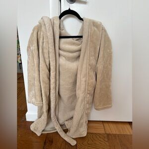 NWOT summer and rose beige robe